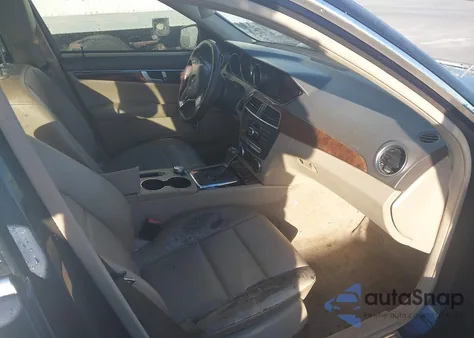 2013 Mercedes-Benz C 350 Sport z USA, uszkodzony, nr VIN WDDGF5HB8DA817352